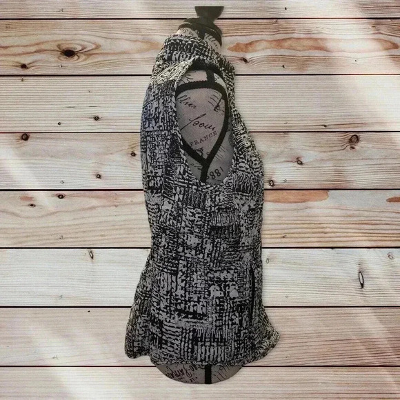 VAN HEUSEN SIZE XS BLACK AND WHITE VEST ZIPS DOWN - Picture 4 of 5